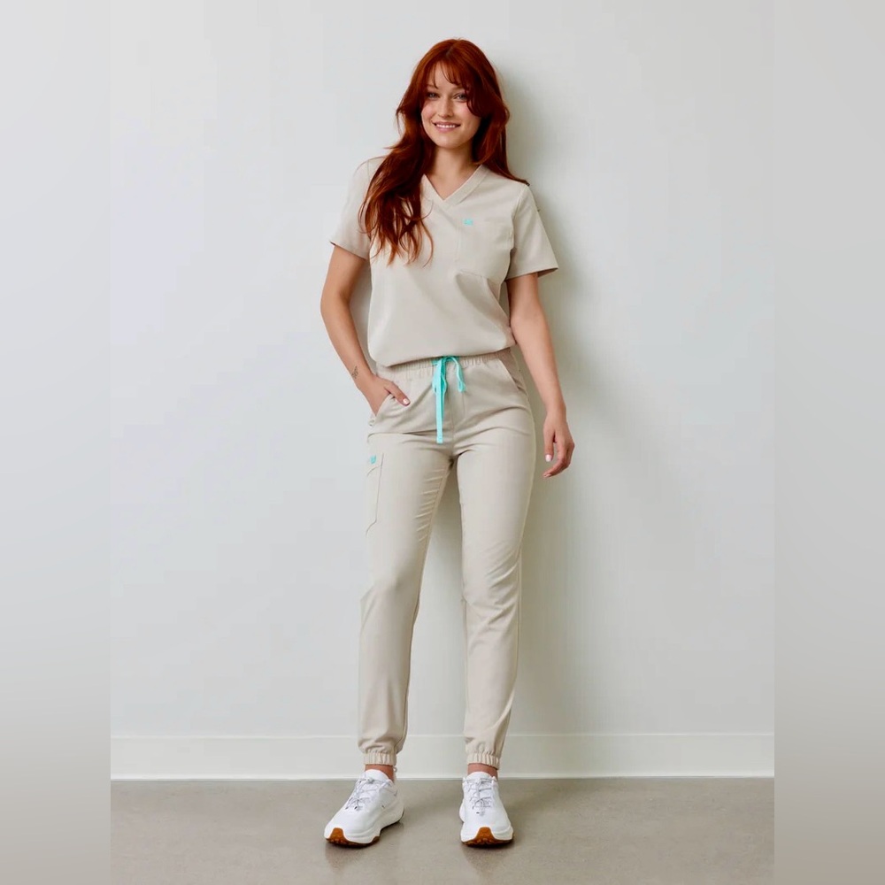 NWT Garde-Malade Rosie Scrub Pants – Size XS – Taupe/Beige